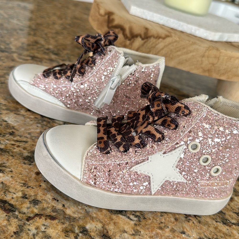 Size 8 (25eu) toddler star sneakers